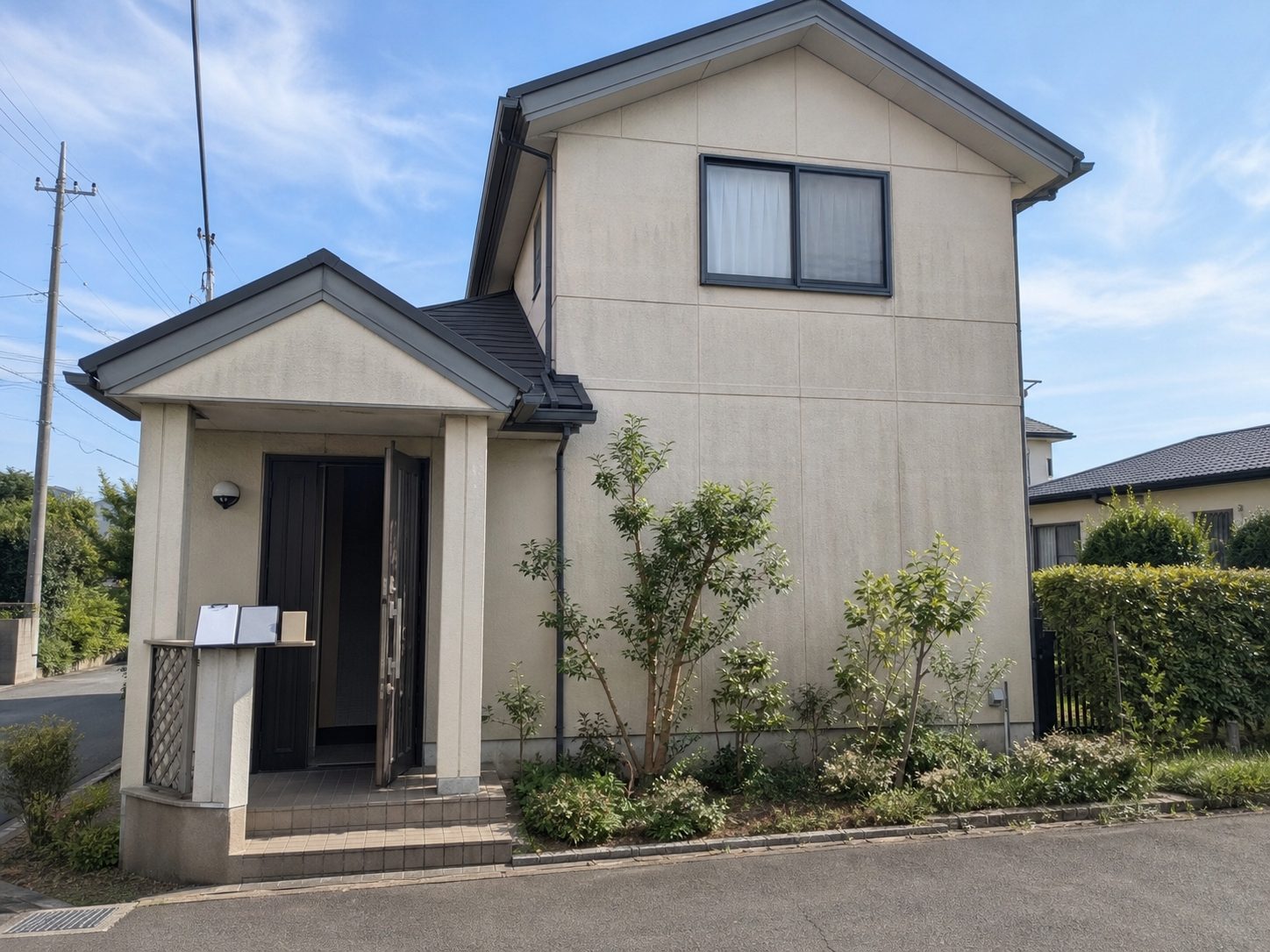 住宅の玄関先に置かれた見積書類の紙ばさみと色見本